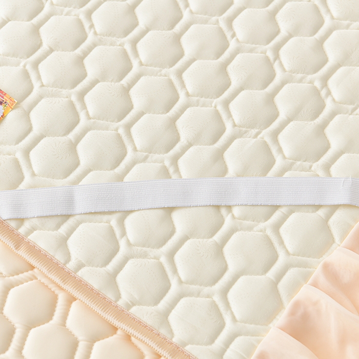 91家纺网 家纺一手货源 找家纺 畅畅家纺 2026新款夏季凉感丝足球花纯色凉席席子三件套夏被四件套 足球花-米黄