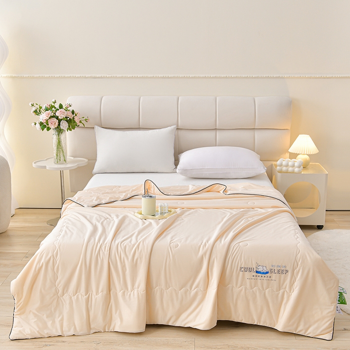 91家纺网 家纺一手货源 找家纺 畅畅家纺 2026新款夏季凉感丝足球花纯色凉席席子三件套夏被四件套 足球花-米黄