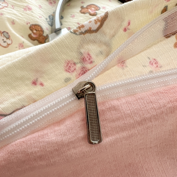 91家纺网 家纺一手货源 找家纺 妖妖家纺  2026小清新软糯双层纱刺绣四件套 狗狗侦探-刺绣