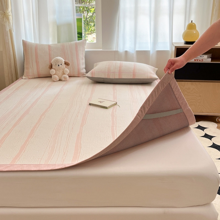 91家纺网 家纺一手货源 找家纺 雅居纺家纺 2026新款加厚三明治底凉感豆豆简约款凉感席床单款凉席席子 条纹-粉