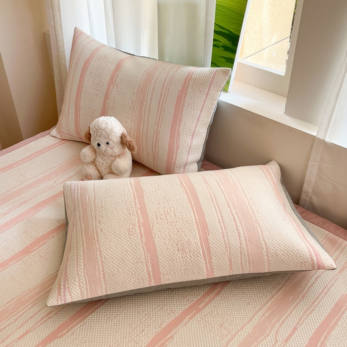 91家纺网 家纺一手货源 找家纺 雅居纺家纺 2026新款加厚三明治底凉感豆豆简约款凉感席床单款凉席席子 条纹-粉