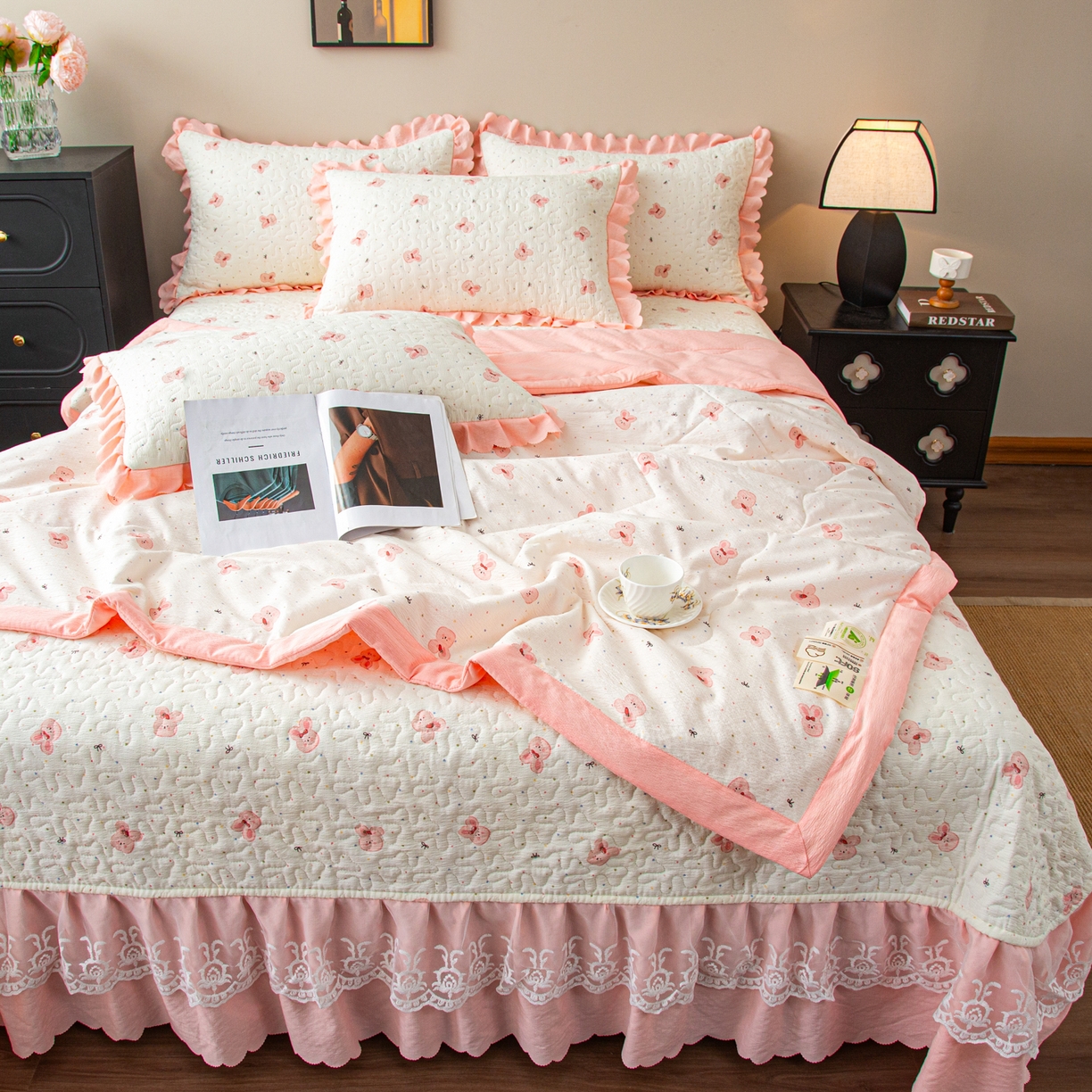 91家纺网 家纺一手货源 找家纺 美之润家纺 2026新款原麻夹棉床盖夏被四件套 粉樱奶白