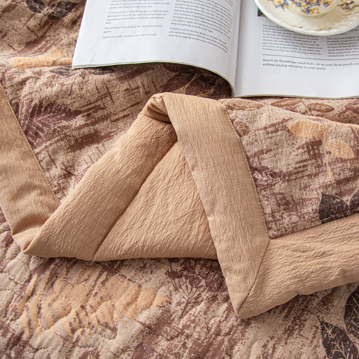 91家纺网 家纺一手货源 找家纺 美之润家纺 2026新款原麻夹棉床盖夏被四件套 焦糖野枝