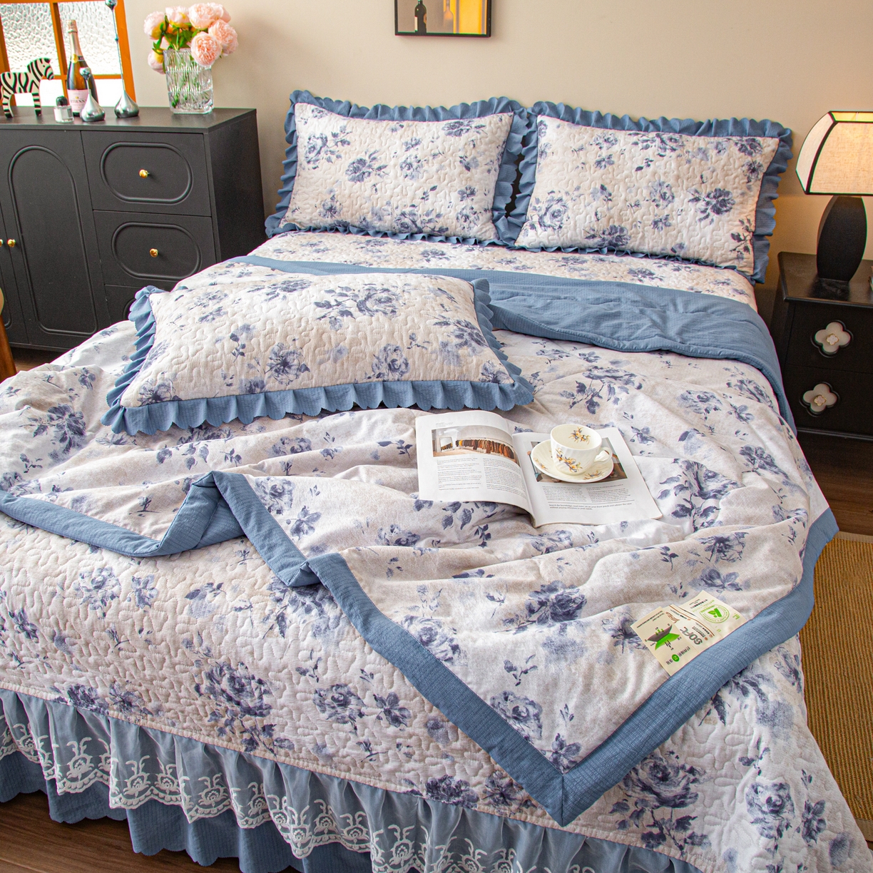 91家纺网 家纺一手货源 找家纺 美之润家纺 2026新款原麻夹棉床盖夏被四件套 墨蓝玫瑰