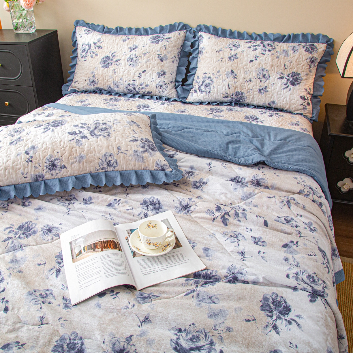 91家纺网 家纺一手货源 找家纺 美之润家纺 2026新款原麻夹棉床盖夏被四件套 墨蓝玫瑰