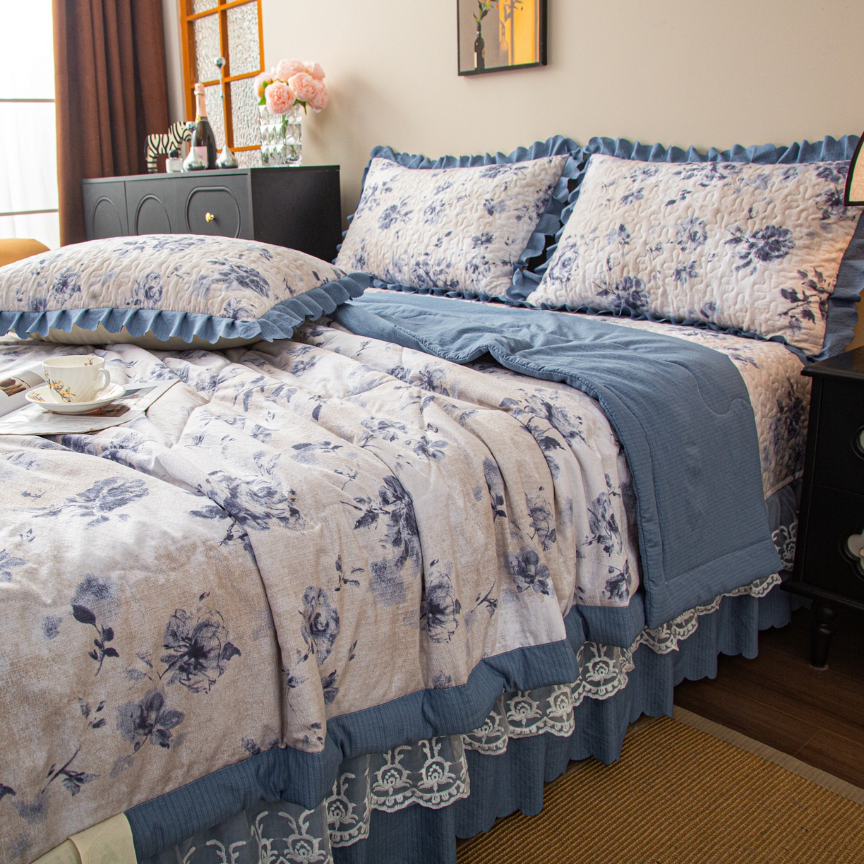 91家纺网 家纺一手货源 找家纺 美之润家纺 2026新款原麻夹棉床盖夏被四件套 墨蓝玫瑰