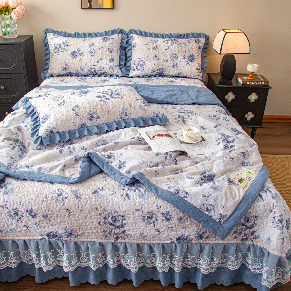 91家纺网 家纺一手货源 找家纺 美之润家纺 2026新款原麻夹棉床盖夏被四件套 墨蓝玫瑰