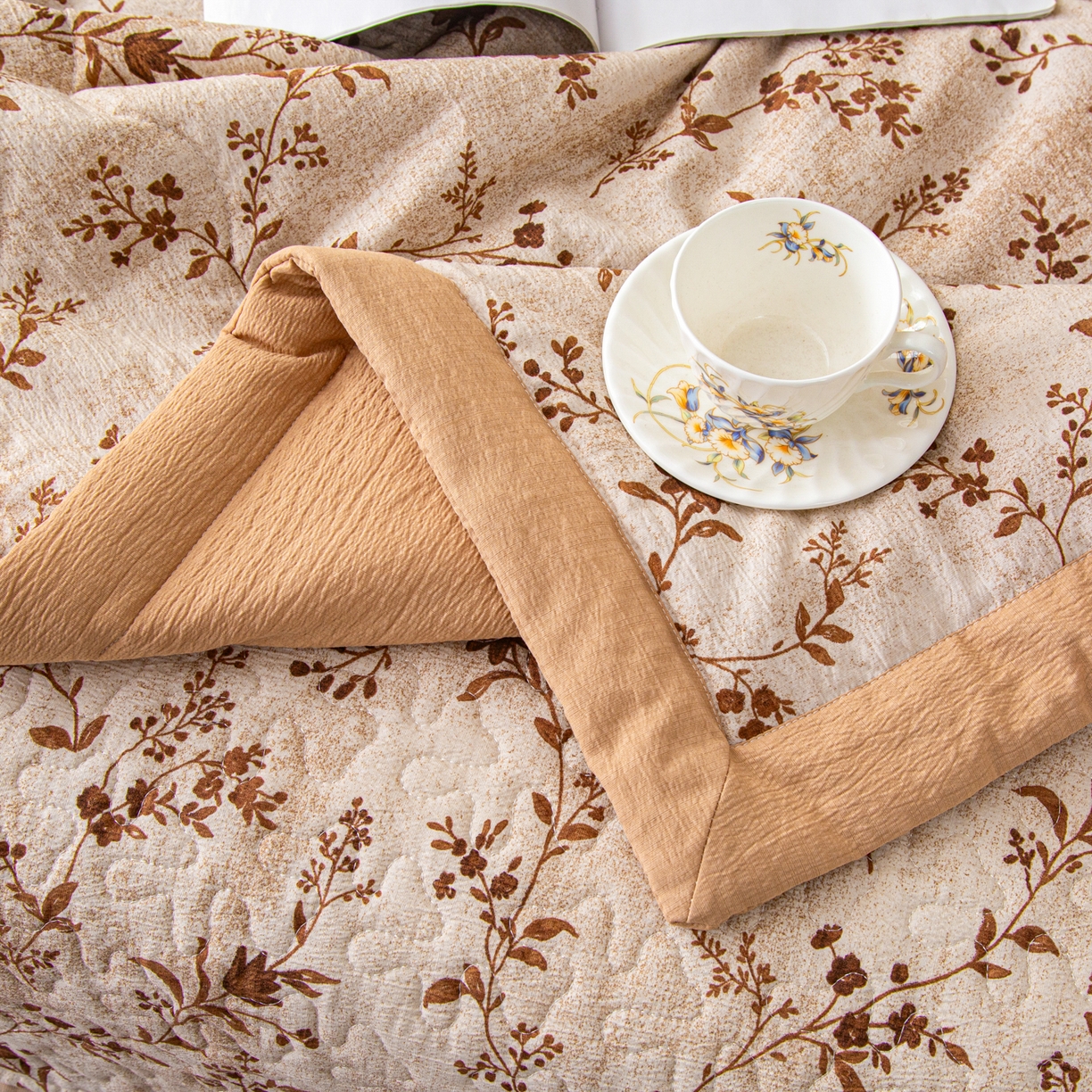 91家纺网 家纺一手货源 找家纺 美之润家纺 2026新款原麻夹棉床盖夏被四件套 暖棕花意