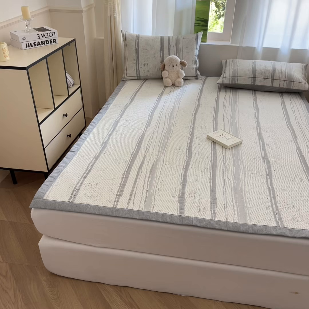 91家纺网 家纺一手货源 找家纺 雅居纺家纺 2026新款加厚三明治底凉感豆豆简约款凉感席床单款凉席席子 条纹-灰