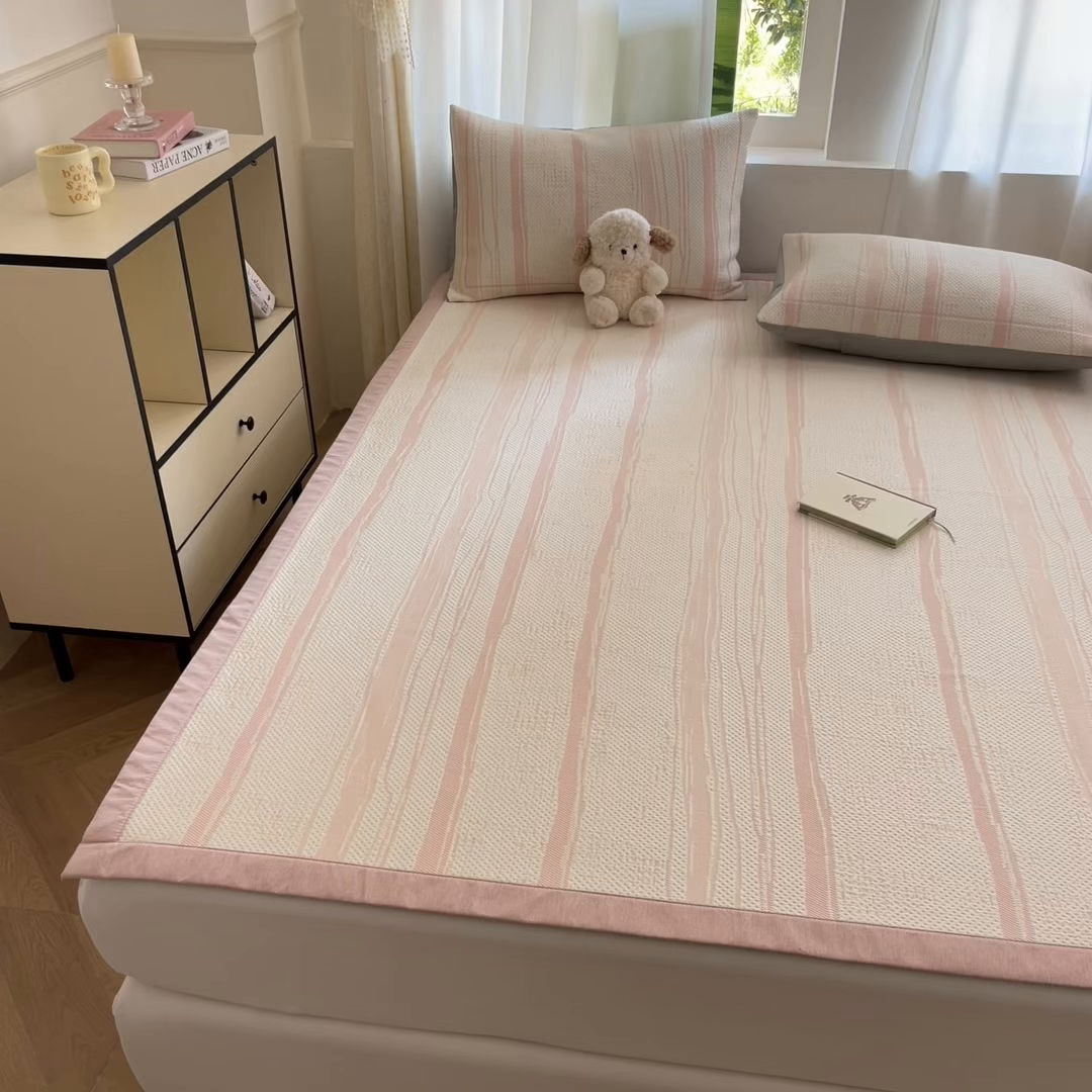 91家纺网 家纺一手货源 找家纺 雅居纺家纺 2026新款加厚三明治底凉感豆豆简约款凉感席床单款凉席席子 条纹-粉