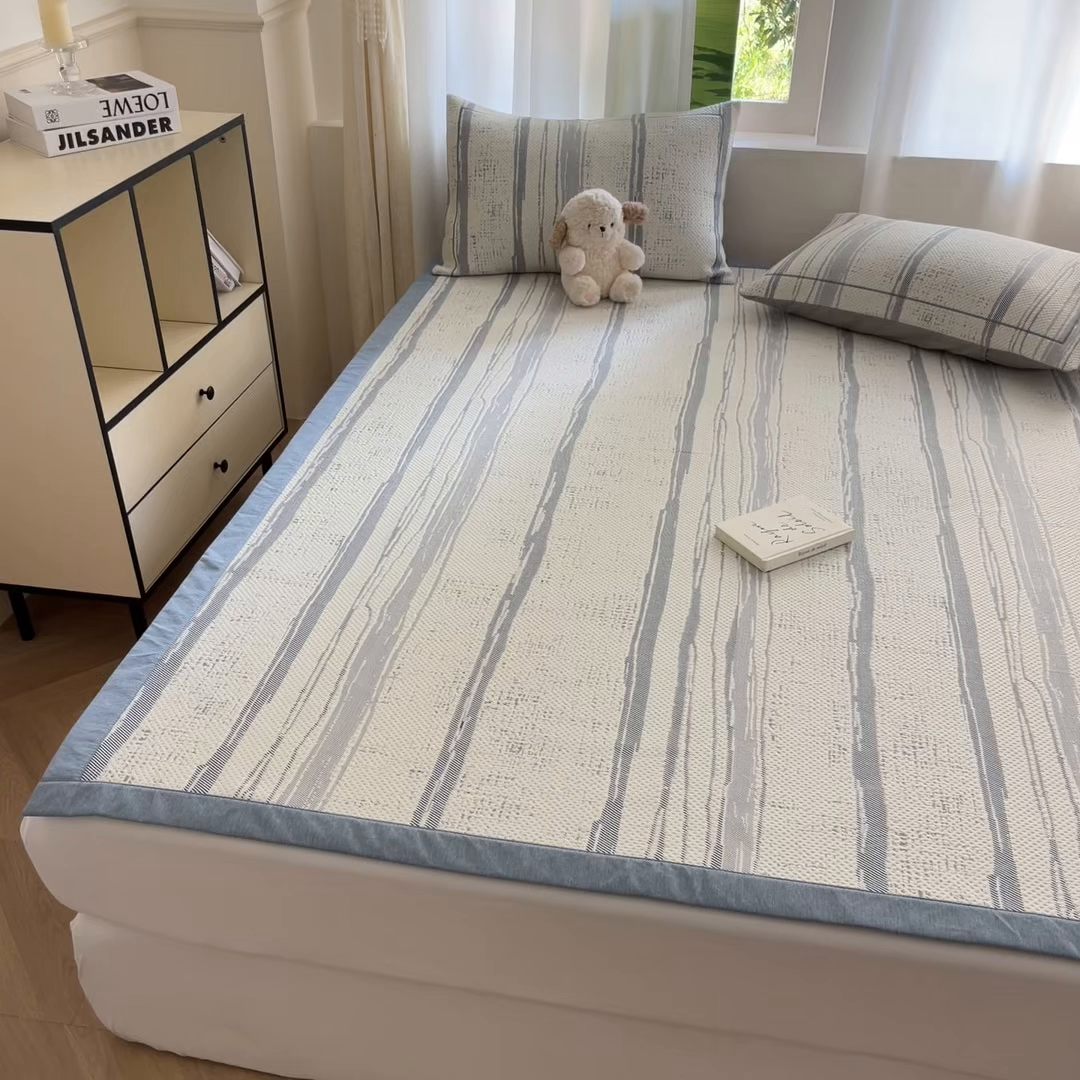 91家纺网 家纺一手货源 找家纺 雅居纺家纺 2026新款加厚三明治底凉感豆豆简约款凉感席床单款凉席席子 条纹-蓝