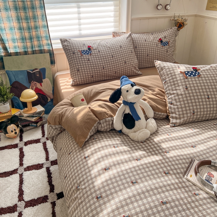 91家纺网 家纺一手货源 找家纺 妖妖家纺  2026小清新软糯双层纱刺绣四件套 英伦腊肠狗-刺绣