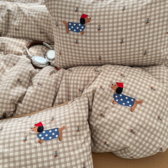 91家纺网 家纺一手货源 找家纺 妖妖家纺  2026小清新软糯双层纱刺绣四件套 英伦腊肠狗-刺绣