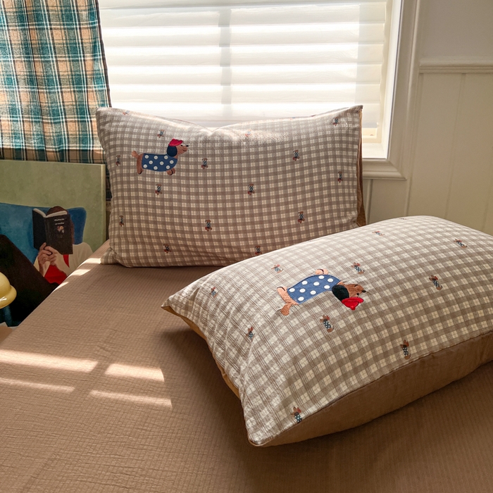 91家纺网 家纺一手货源 找家纺 妖妖家纺  2026小清新软糯双层纱刺绣四件套 英伦腊肠狗-刺绣