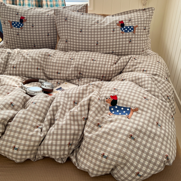 91家纺网 家纺一手货源 找家纺 妖妖家纺  2026小清新软糯双层纱刺绣四件套 英伦腊肠狗-刺绣