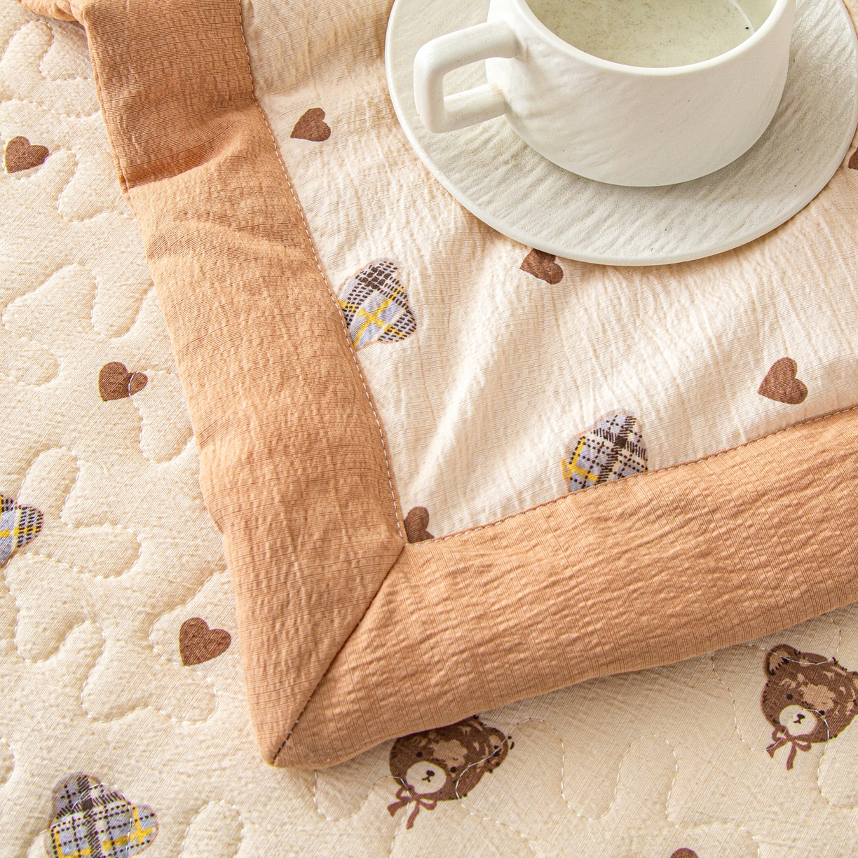 91家纺网 家纺一手货源 找家纺 美之润家纺 2026新款原麻夹棉床盖夏被四件套 棕咖奶熊