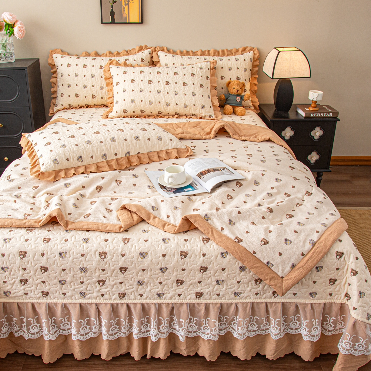 91家纺网 家纺一手货源 找家纺 美之润家纺 2026新款原麻夹棉床盖夏被四件套 棕咖奶熊