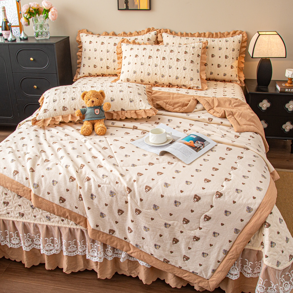 91家纺网 家纺一手货源 找家纺 美之润家纺 2026新款原麻夹棉床盖夏被四件套 棕咖奶熊