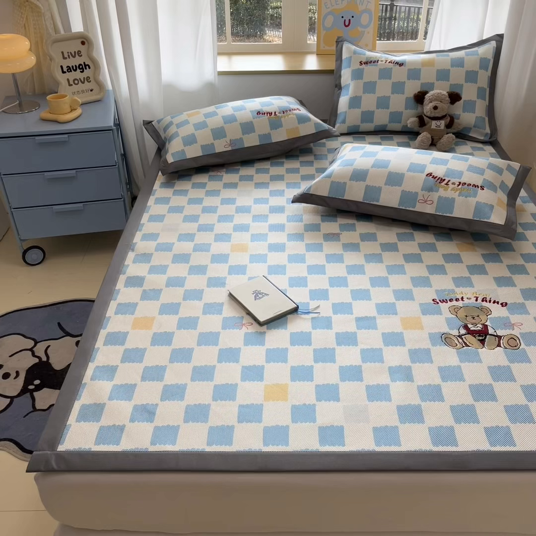 91家纺网 家纺一手货源 找家纺 雅居纺家纺 2026新款A类加厚三明治底绣花冰藤席床单款凉席席子 时尚小熊