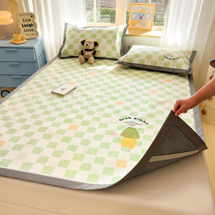 91家纺网 家纺一手货源 找家纺 雅居纺家纺 2026新款A类加厚三明治底绣花冰藤席床单款凉席席子 晚安猫