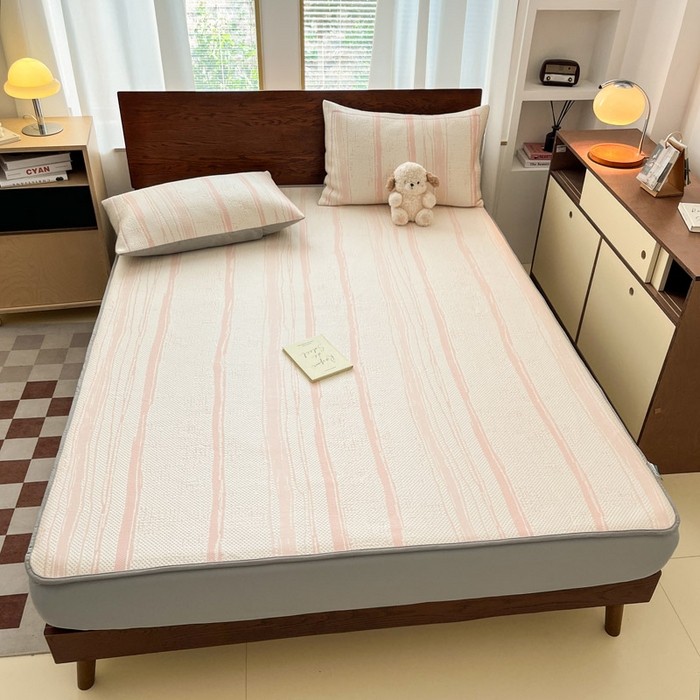 91家纺网 家纺一手货源 找家纺 雅居纺家纺 2026新款加厚三明治底凉感豆豆简约款凉感席床笠款凉席席子 条纹-粉