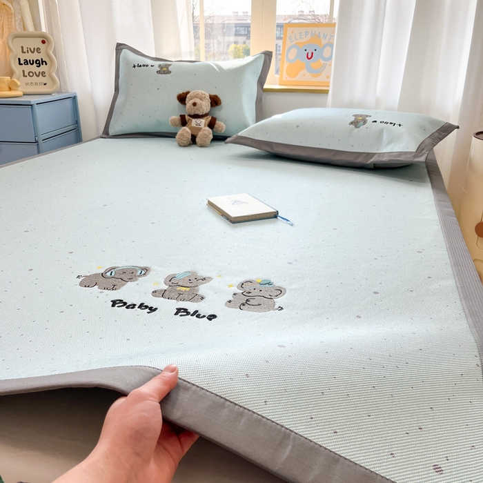 91家纺网 家纺一手货源 找家纺 雅居纺家纺 2026新款A类加厚三明治底绣花冰藤席床单款凉席席子 小象家族