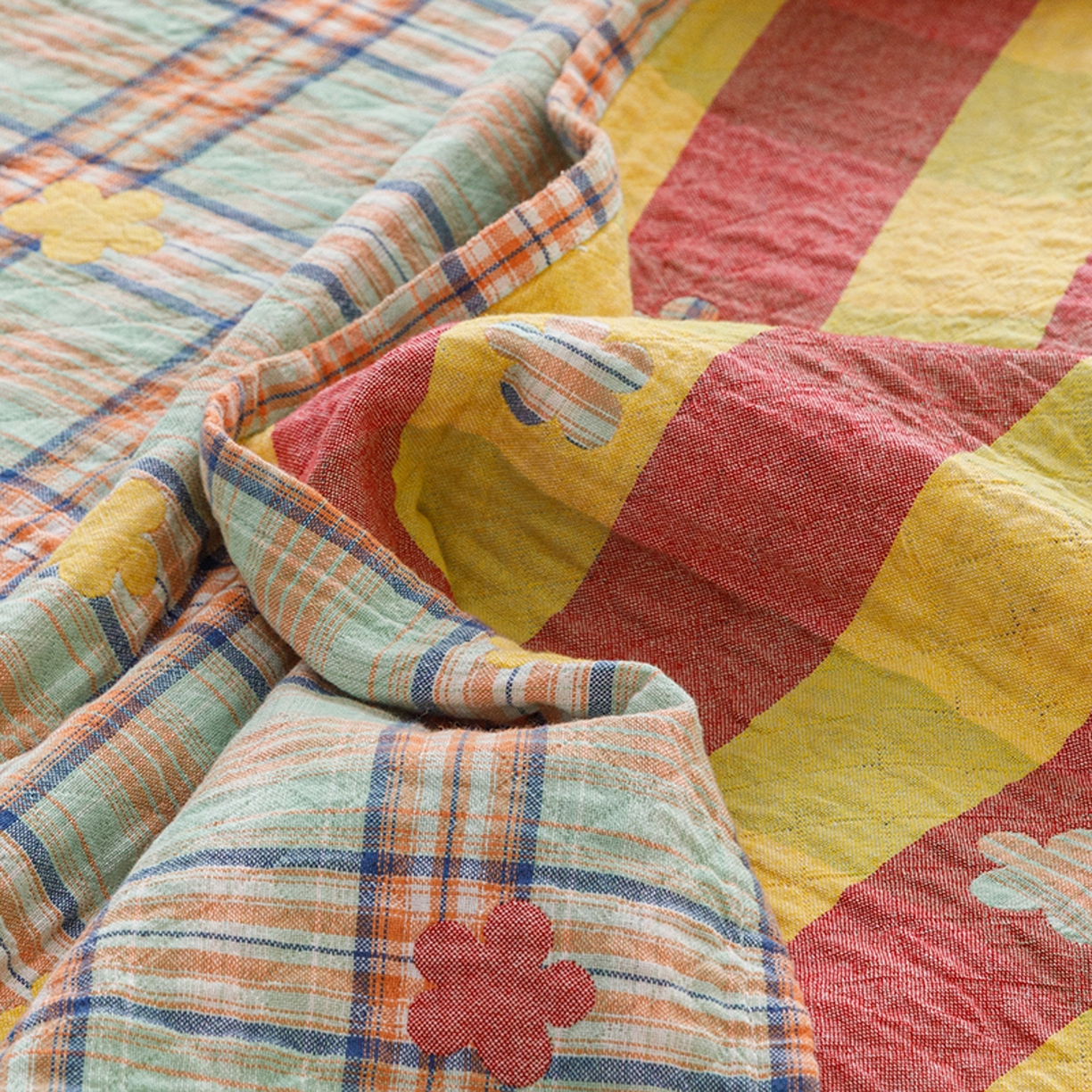 91家纺网 家纺一手货源 找家纺 悦然毛巾被 2026春夏新款全棉纯棉三层纱水洗毛巾被夏被夏凉被空调被 彩格小花绿