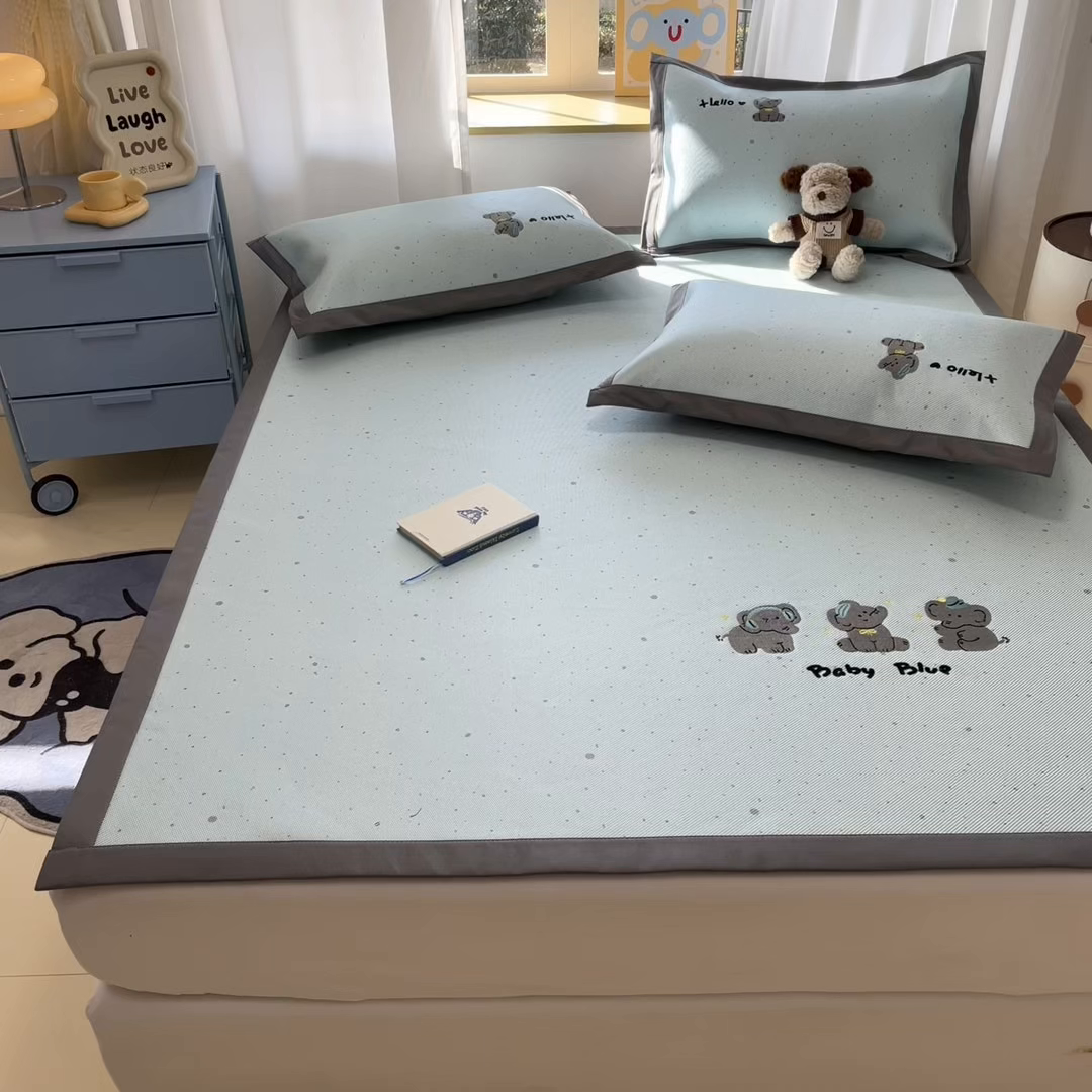 91家纺网 家纺一手货源 找家纺 雅居纺家纺 2026新款A类加厚三明治底绣花冰藤席床单款凉席席子 小象家族