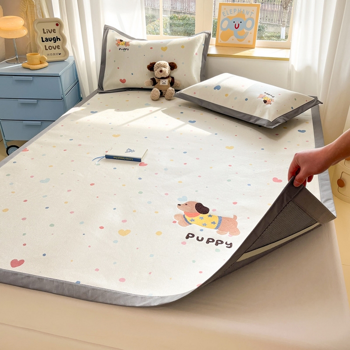 91家纺网 家纺一手货源 找家纺 雅居纺家纺 2026新款A类加厚三明治底绣花冰藤席床单款凉席席子 星星腊肠狗