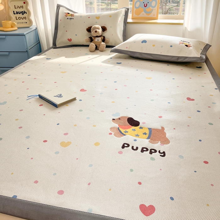 91家纺网 家纺一手货源 找家纺 雅居纺家纺 2026新款A类加厚三明治底绣花冰藤席床单款凉席席子 星星腊肠狗