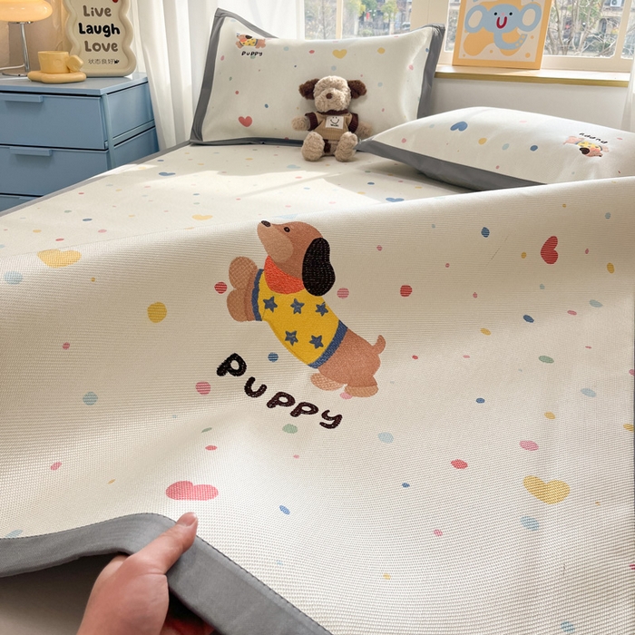 91家纺网 家纺一手货源 找家纺 雅居纺家纺 2026新款A类加厚三明治底绣花冰藤席床单款凉席席子 星星腊肠狗