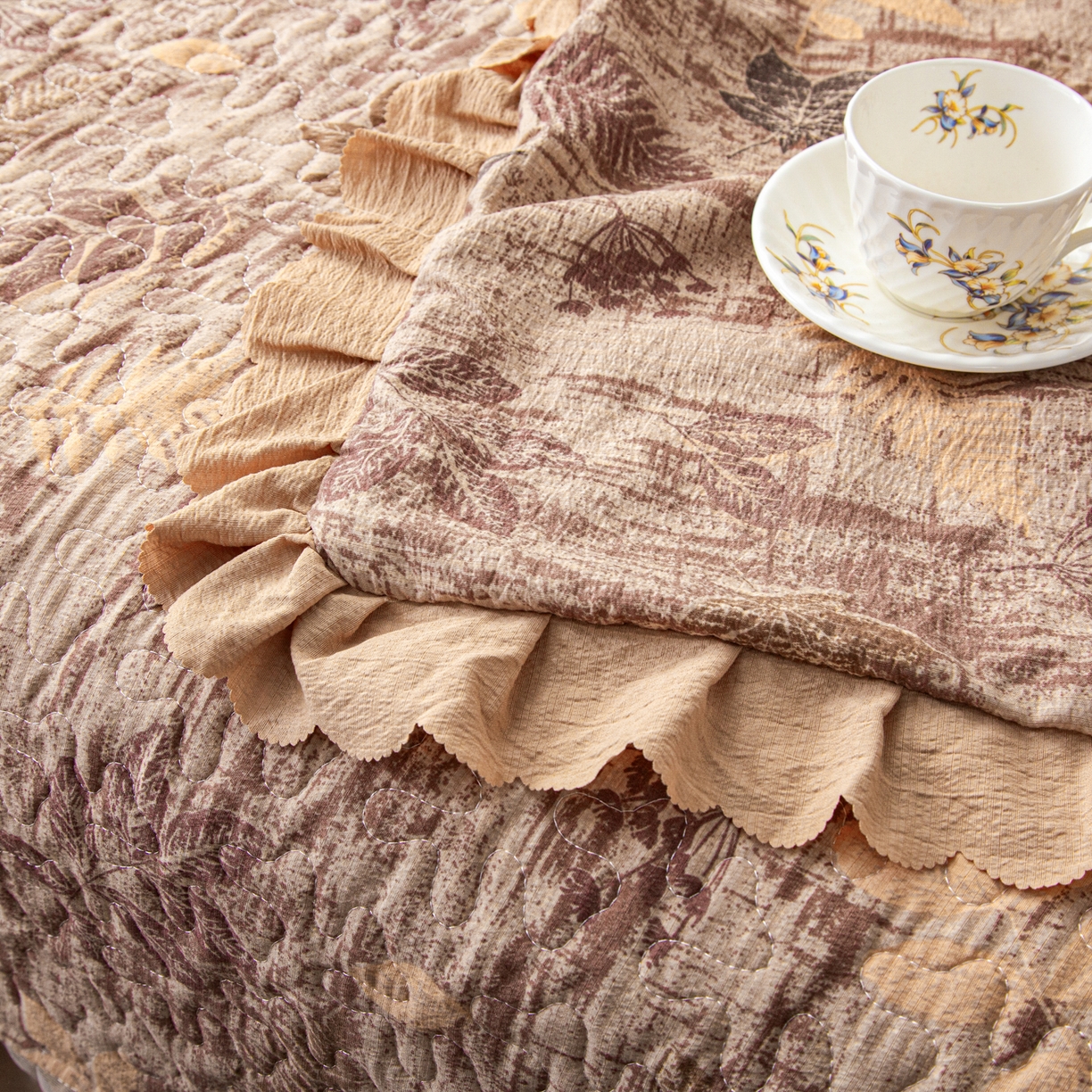 91家纺网 家纺一手货源 找家纺 美之润家纺 2026新款原麻夹棉床盖四件套 焦糖野枝