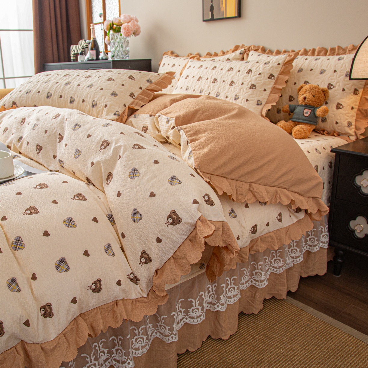 91家纺网 家纺一手货源 找家纺 美之润家纺 2026新款原麻夹棉床盖四件套 棕咖奶熊