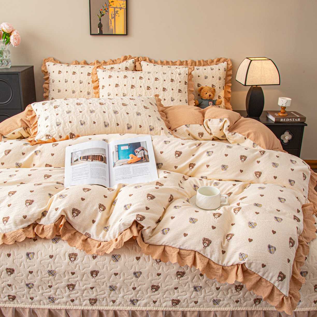 91家纺网 家纺一手货源 找家纺 美之润家纺 2026新款原麻夹棉床盖四件套 棕咖奶熊