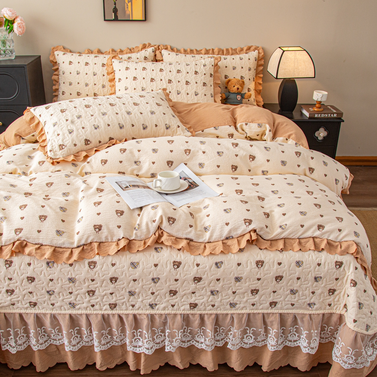 91家纺网 家纺一手货源 找家纺 美之润家纺 2026新款原麻夹棉床盖四件套 棕咖奶熊