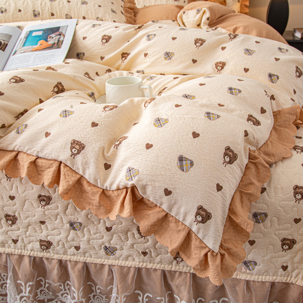 91家纺网 家纺一手货源 找家纺 美之润家纺 2026新款原麻夹棉床盖四件套 棕咖奶熊