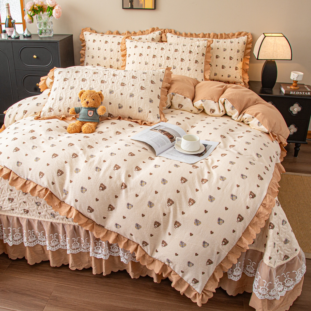 91家纺网 家纺一手货源 找家纺 美之润家纺 2026新款原麻夹棉床盖四件套 棕咖奶熊