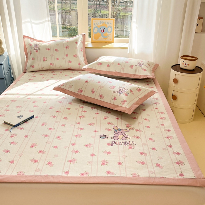 91家纺网 家纺一手货源 找家纺 雅居纺家纺 2026新款A类加厚三明治底绣花冰藤席床单款凉席席子 幸福兔