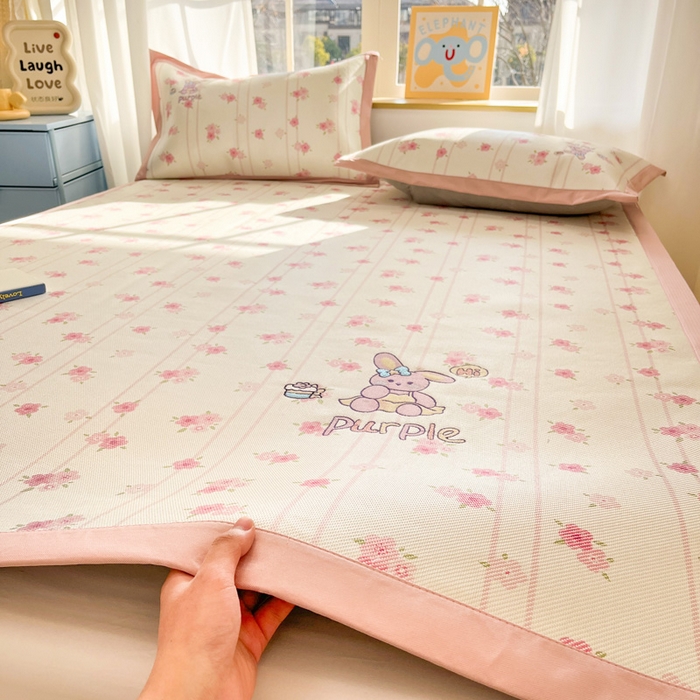 91家纺网 家纺一手货源 找家纺 雅居纺家纺 2026新款A类加厚三明治底绣花冰藤席床单款凉席席子 幸福兔