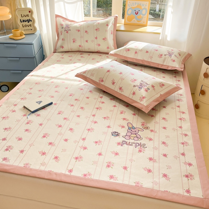 91家纺网 家纺一手货源 找家纺 雅居纺家纺 2026新款A类加厚三明治底绣花冰藤席床单款凉席席子 幸福兔