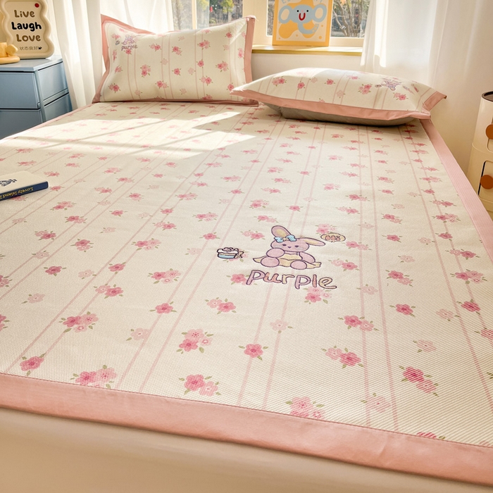 91家纺网 家纺一手货源 找家纺 雅居纺家纺 2026新款A类加厚三明治底绣花冰藤席床单款凉席席子 幸福兔