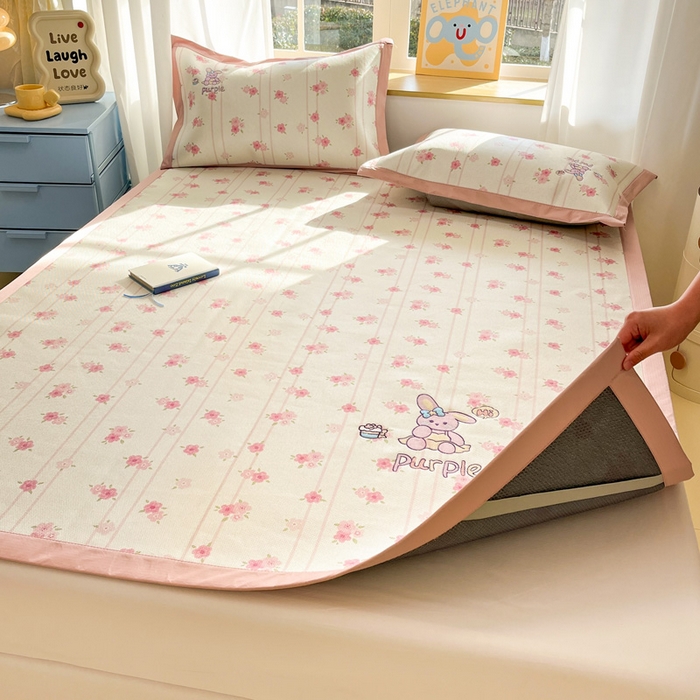 91家纺网 家纺一手货源 找家纺 雅居纺家纺 2026新款A类加厚三明治底绣花冰藤席床单款凉席席子 幸福兔