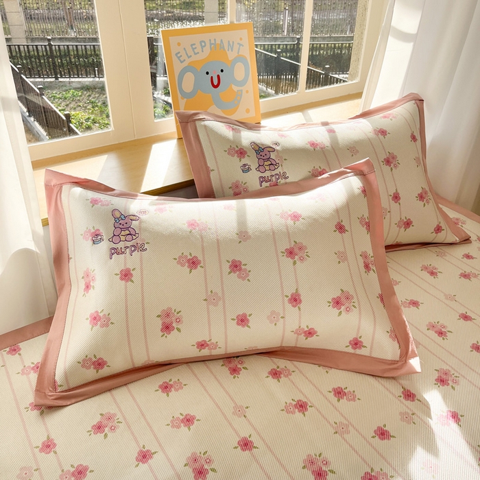 91家纺网 家纺一手货源 找家纺 雅居纺家纺 2026新款A类加厚三明治底绣花冰藤席床单款凉席席子 幸福兔