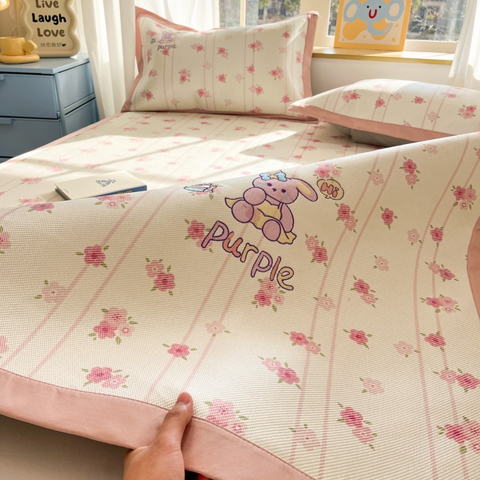 91家纺网 家纺一手货源 找家纺 雅居纺家纺 2026新款A类加厚三明治底绣花冰藤席床单款凉席席子 幸福兔