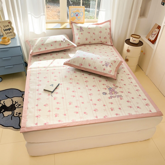 91家纺网 家纺一手货源 找家纺 雅居纺家纺 2026新款A类加厚三明治底绣花冰藤席床单款凉席席子 幸福兔