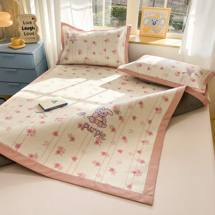 91家纺网 家纺一手货源 找家纺 雅居纺家纺 2026新款A类加厚三明治底绣花冰藤席床单款凉席席子 幸福兔