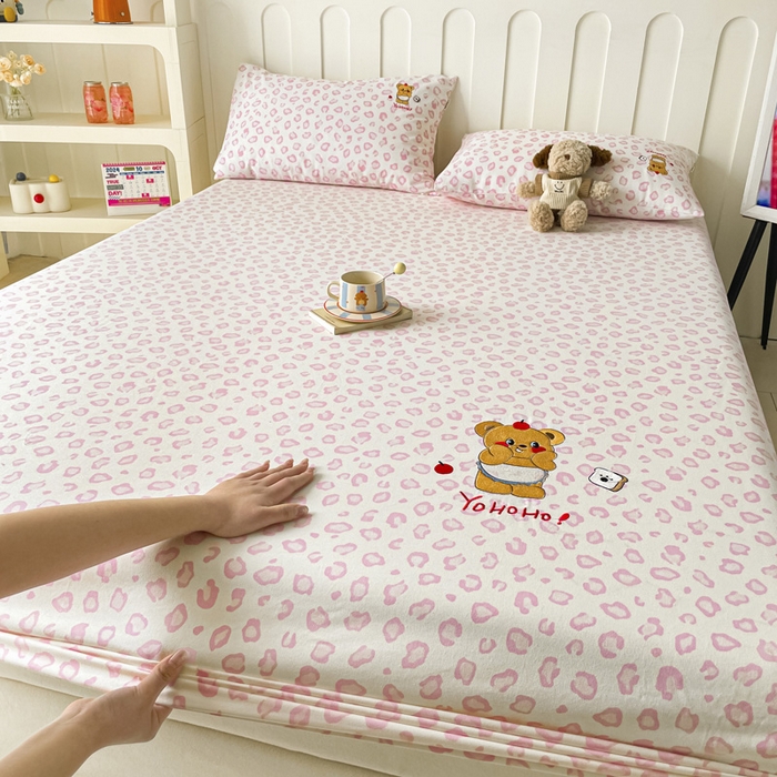 91家纺网 家纺一手货源 找家纺 雅居纺家纺 2026新款全棉绣花A类老粗布床笠单件床笠单品凉席席子 老粗布-可爱熊