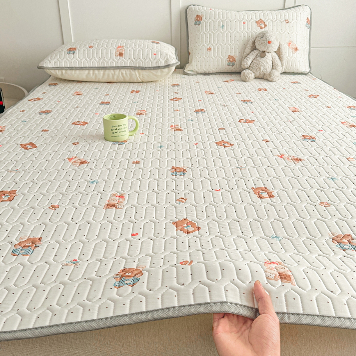 91家纺网 家纺一手货源 找家纺 悦织湾家纺 2026新款床单款乳胶席三件套印花纯色冰丝凉感夏凉乳胶席子 饼干熊米