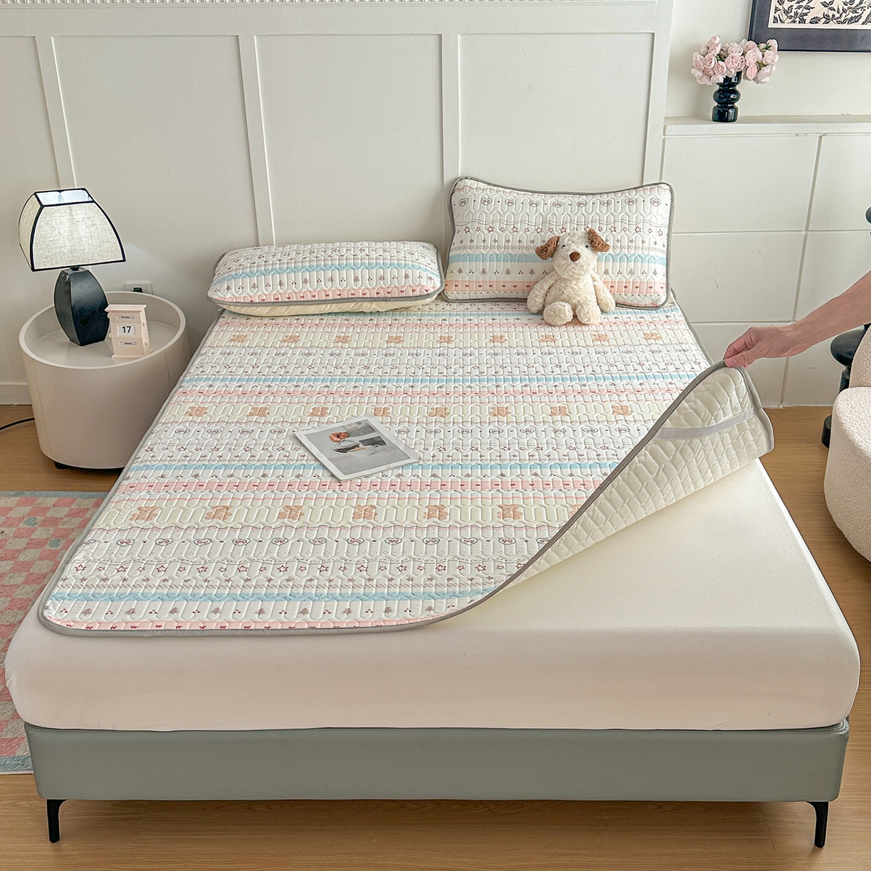 91家纺网 家纺一手货源 找家纺 悦织湾家纺 2026新款床单款乳胶席三件套印花纯色冰丝凉感夏凉乳胶席子 彩条小熊