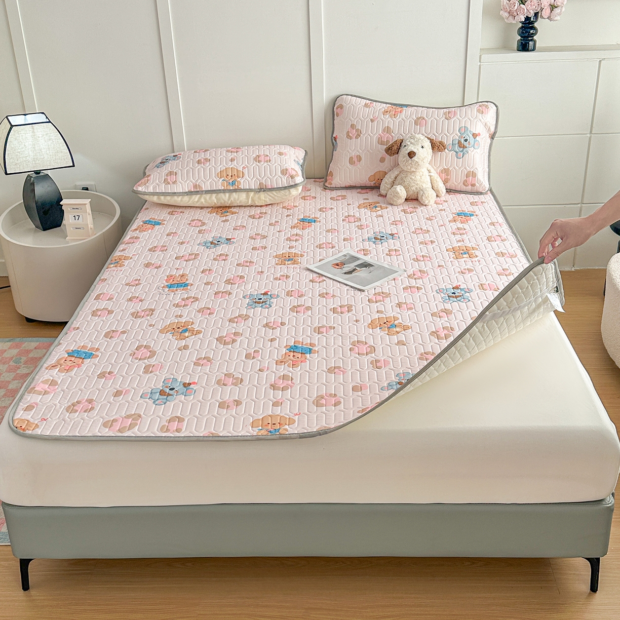 91家纺网 家纺一手货源 找家纺 悦织湾家纺 2026新款床单款乳胶席三件套印花纯色冰丝凉感夏凉乳胶席子 考拉粉